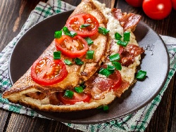 Омлет с прясно мляко, домати и бекон - снимка на рецептата